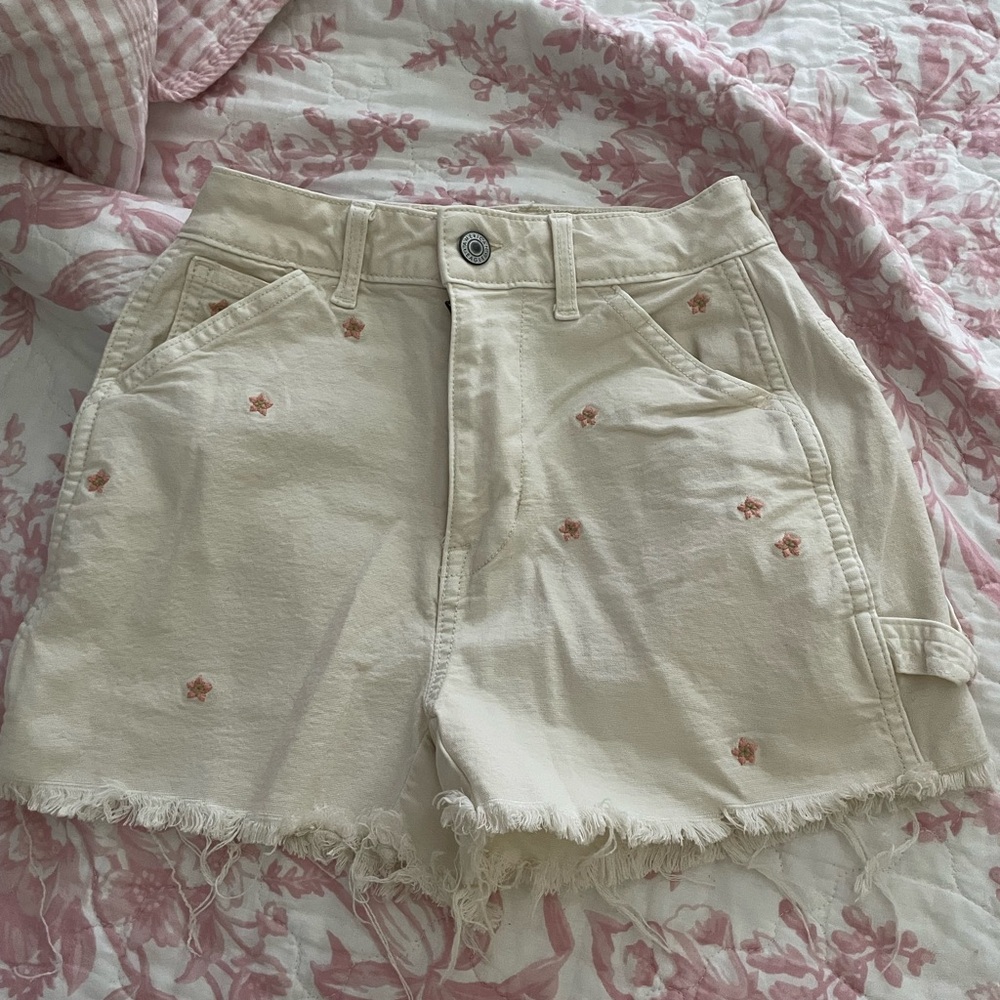 American Eagle 000 White/Cream Flower Shorts!